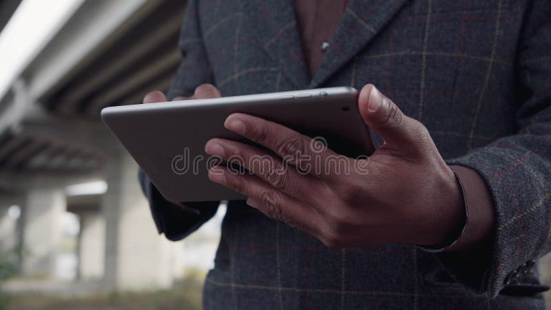 Homem africano irreconhecível que usa o tablet pc imagens de stock royalty free Homem africano irreconhecível que usa o tablet pc imagens de stock royalty free