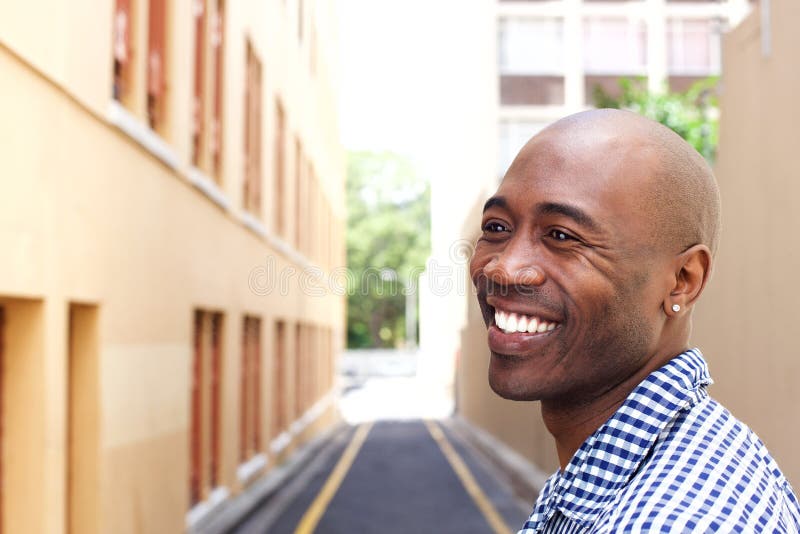 Homem africano mais idoso de sorriso na cidade foto de stock Homem africano mais idoso de sorriso na cidade foto de stock