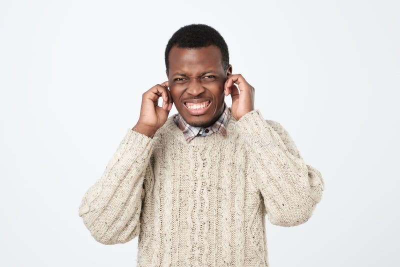 homem afro-americano furioso que cobre suas orelhas Eu sou cansado deste conceito terrível do chocalho e dos sons imagem de stock royalty free homem afro-americano furioso que cobre suas orelhas Eu sou cansado deste conceito terrível do chocalho e dos sons imagem de stock royalty free