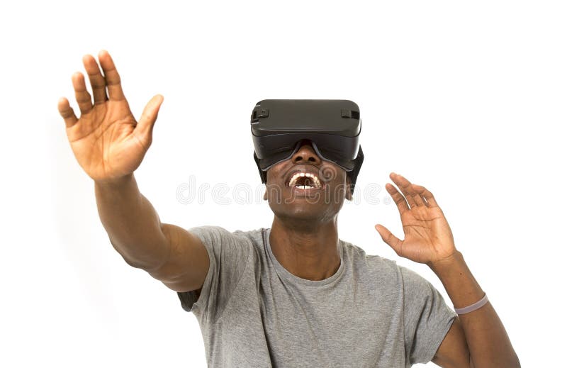 Homem afro-americano que veste os óculos de proteção da visão do vr 360 da realidade virtual que apreciam o jogo de vídeo foto de stock Homem afro-americano que veste os óculos de proteção da visão do vr 360 da realidade virtual que apreciam o jogo de vídeo foto de stock