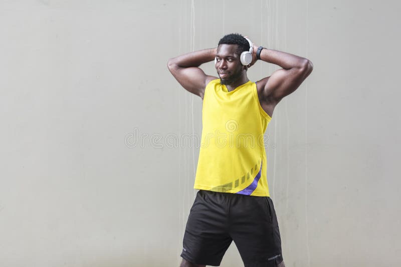 Homem afro desportivo da felicidade grande e forte que faz a manhã ginástica fotografia de stock Homem afro desportivo da felicidade grande e forte que faz a manhã ginástica fotografia de stock