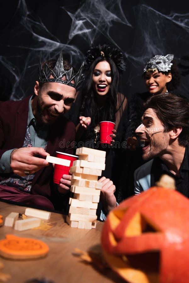 Homem Alegre Na Fantasia De Vampiro De Halloween Foto de Stock