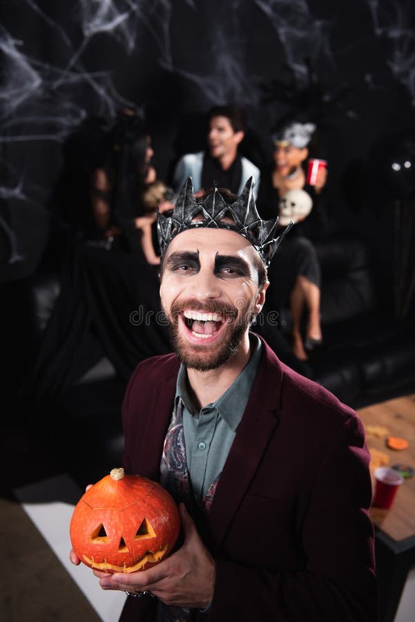 Homem Alegre Na Fantasia De Vampiro De Halloween Foto de Stock