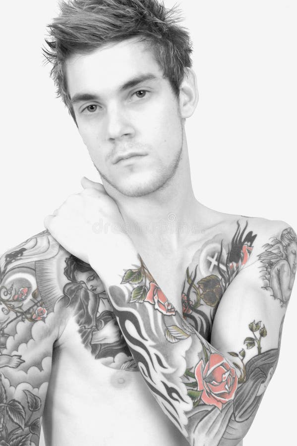 Homem alto do tatuagem fotografia de stock Homem alto do tatuagem fotografia de stock