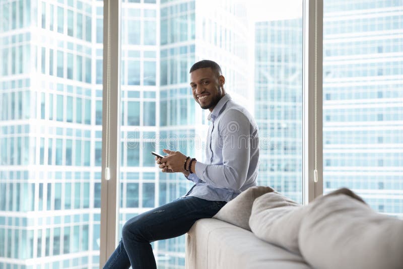 Sentir Pura Felicidade. Homem Na Camisa Xadrez. Cara Feliz Com Cabelo  Elegante. Jovem Estudante Isolado Em Pano De Fundo Branco. H Foto de Stock  - Imagem de backdrop, beleza: 224878040