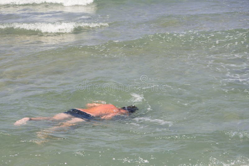 Homem ao mar fotografia de stock royalty free Homem ao mar fotografia de stock royalty free