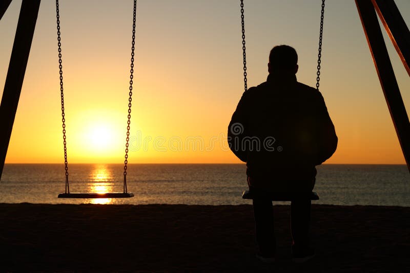 Triste silhueta homem preocupado na praia fotos, imagens de ©  AntonioGuillemF #82239110