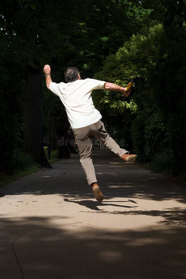 Homem aposentado de salto fotografia de stock royalty free Homem aposentado de salto fotografia de stock royalty free