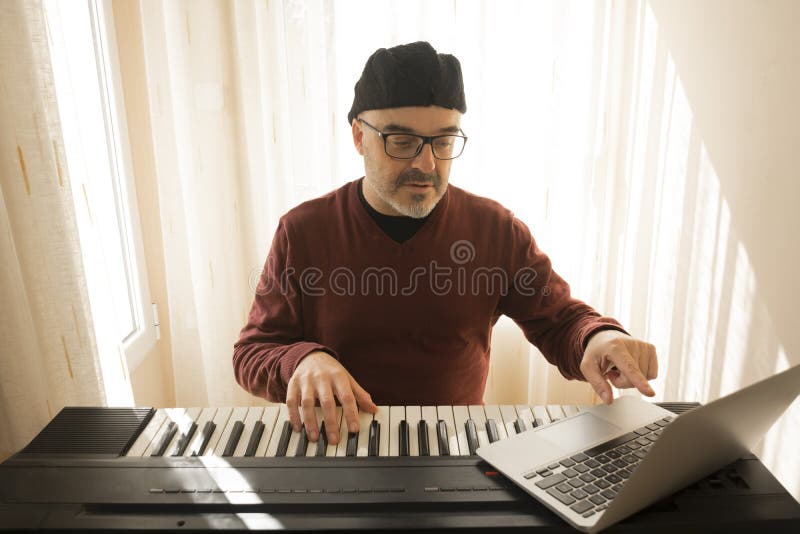 Homem Aprendendo Música Online Foto de Stock - Imagem de