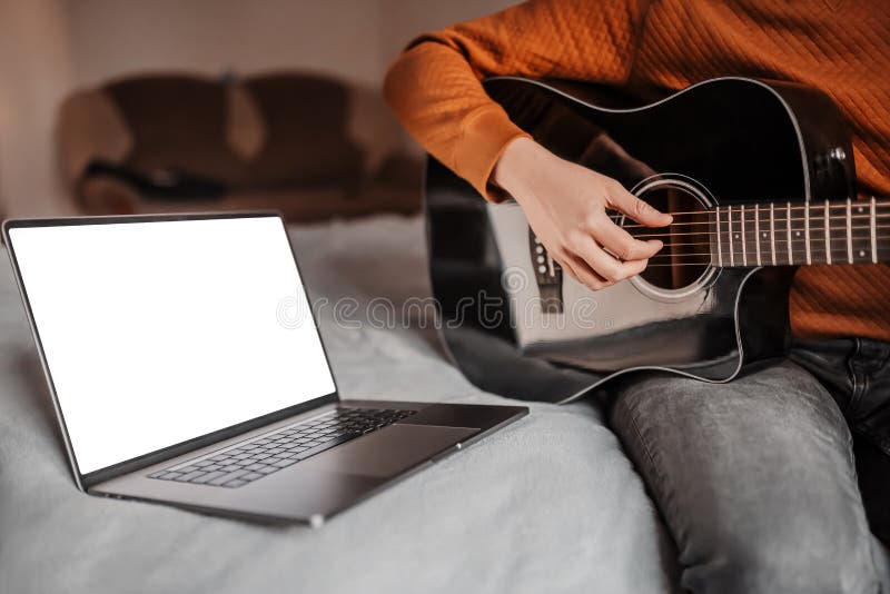 Homem Aprendendo Música Online Foto de Stock - Imagem de