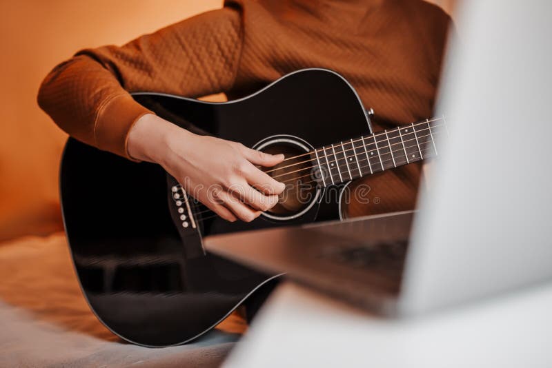 Homem Aprendendo Música Online Foto de Stock - Imagem de