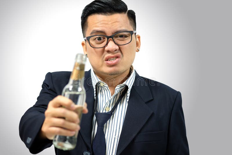 Homem asiático bebido após o trabalho foto de stock Homem asiático bebido após o trabalho foto de stock