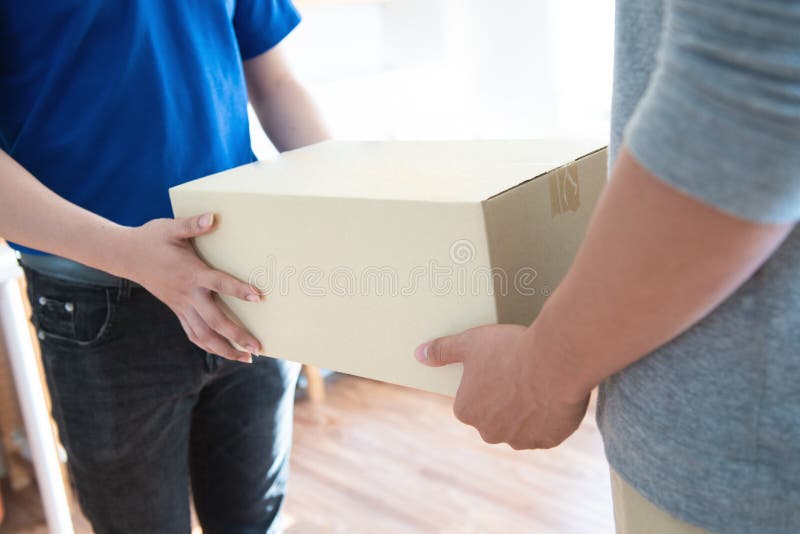 Homem asiático fechado recebe remessa do entregador caixa de encomendas do entregador a partir do site da loja online para entrega