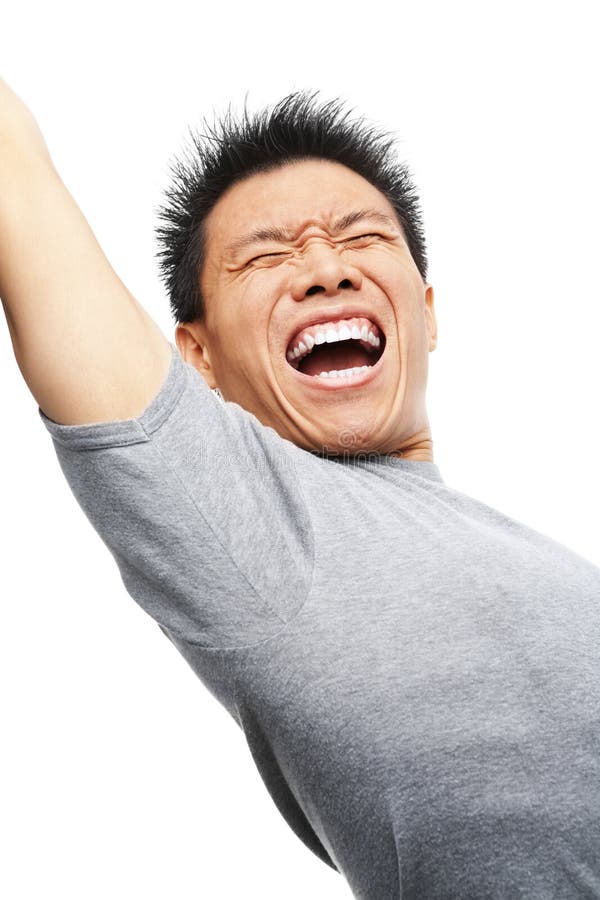 Homem asiático que grita para expressar seu excitamento