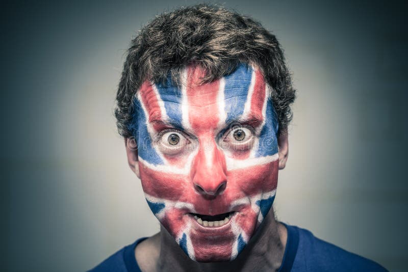 Homem Assustador Com a Bandeira Britânica Pintada Na Cara Foto de Stock -  Imagem de bandeira, britânico: 44105612