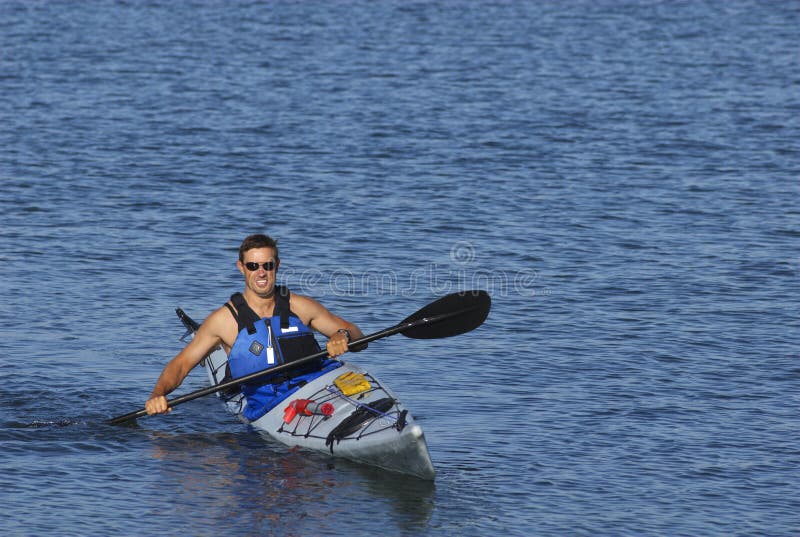 Homem atlético em caiaque fotos de stock