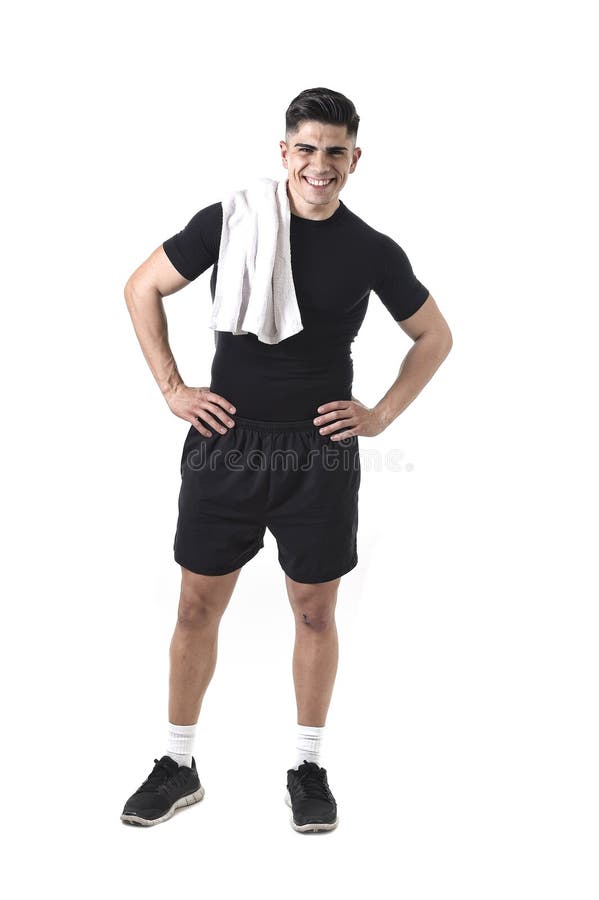 Homem atrativo novo do esporte com o corpo forte do ajuste que mantém a toalha no seu sorriso do ombro feliz imagens de stock royalty free Homem atrativo novo do esporte com o corpo forte do ajuste que mantém a toalha no seu sorriso do ombro feliz imagens de stock royalty free