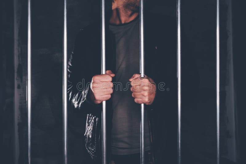 Homem atrás das barras da prisão imagens de stock Homem atrás das barras da prisão imagens de stock