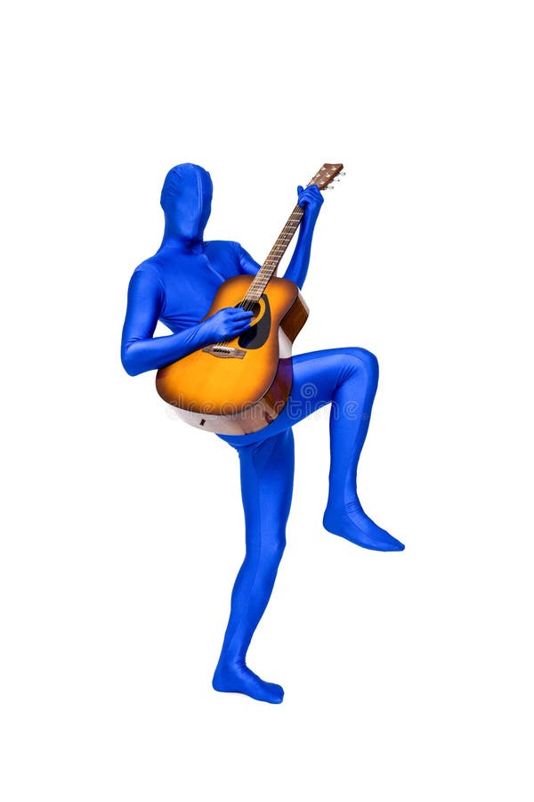 Homem azul misterioso no morphsuit que joga uma guitarra acústica foto de stock royalty free Homem azul misterioso no morphsuit que joga uma guitarra acústica foto de stock royalty free