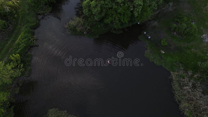 Homem banhando no rio. tiroteio aéreo