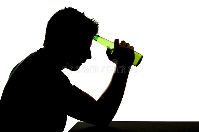 Homem bebido alcoólico com a garrafa de cerveja na silhueta do apego de álcool fotos de stock Homem bebido alcoólico com a garrafa de cerveja na silhueta do apego de álcool fotos de stock