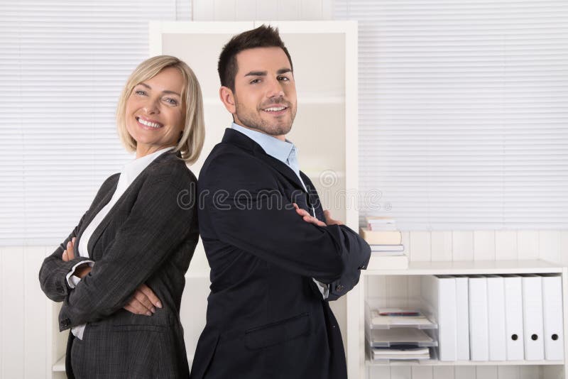Homem bem sucedido e equipe fêmea do negócio: mana superior e júnior fotografia de stock royalty free Homem bem sucedido e equipe fêmea do negócio: mana superior e júnior fotografia de stock royalty free