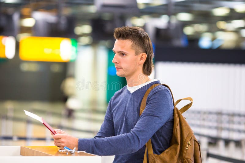 Homem bonito com passaportes e passagens de embarque fotografia de stock