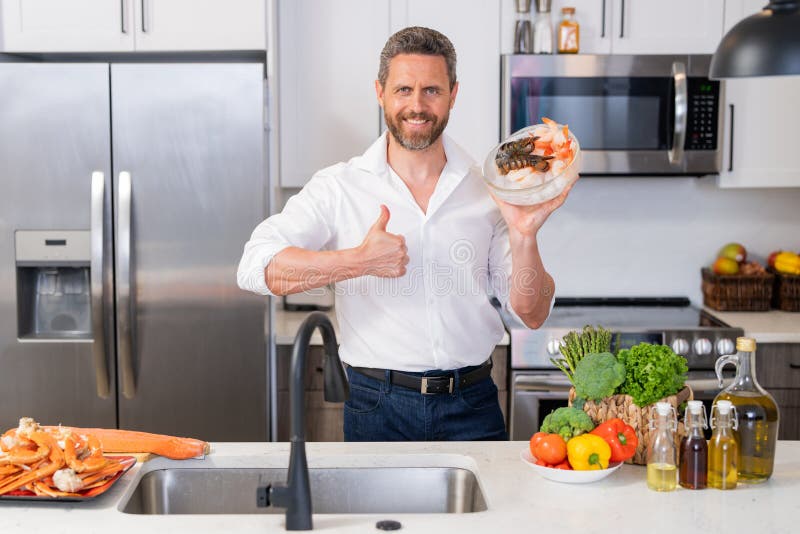 Trabalhador Da Construção Civil Em Casa Em Construção. Trabalhador Da  Construção De Um Homem, Um Local De Trabalho. Retrato Do Con Foto de Stock  - Imagem de casa, empregado: 278076726