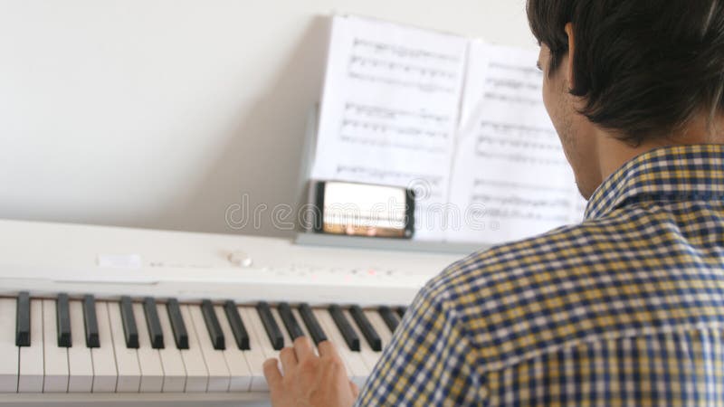 Jogo Do Piano E Da Moça Junto Tempo Feliz Imagem de Stock - Imagem