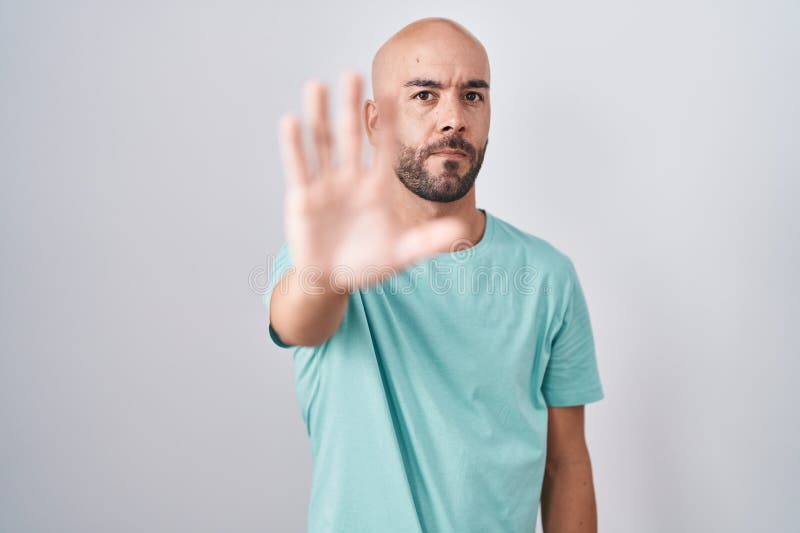 Homem careca de meia-idade segurando uma bola de basquete sobre