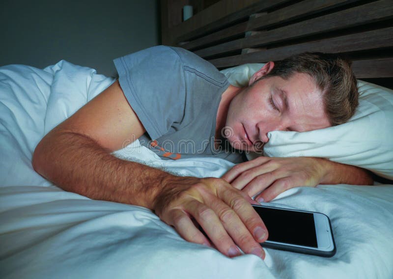 Играть в телефон спать. Уставший мужчина. Спящий телефон. Уснул с телефоном.