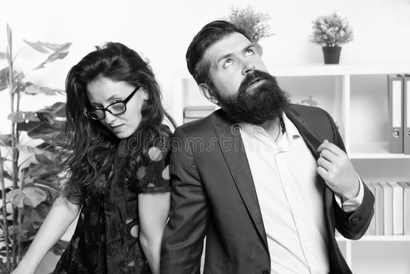 Homem cansado com barba e mulher 'sexy' Colegas de trabalho novos businesspeople teamwork Pares do neg?cio no escrit?rio formal fotos de stock royalty free Homem cansado com barba e mulher 'sexy' Colegas de trabalho novos businesspeople teamwork Pares do neg?cio no escrit?rio formal fotos de stock royalty free