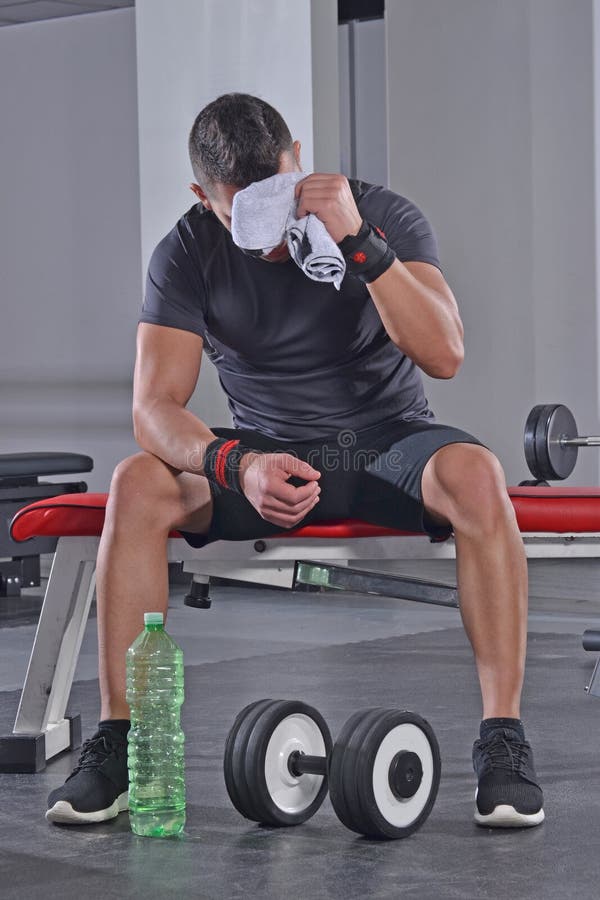 Homem cansado do esporte foto de stock royalty free Homem cansado do esporte foto de stock royalty free