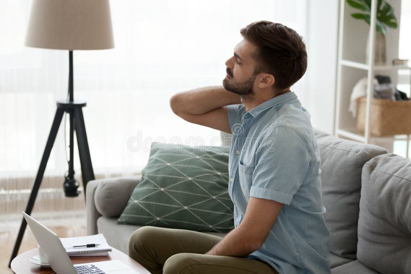 Homem cansado que faz massagens o sofrimento do pescoço do estilo de vida sedentariamente fotos de stock royalty free Homem cansado que faz massagens o sofrimento do pescoço do estilo de vida sedentariamente fotos de stock royalty free