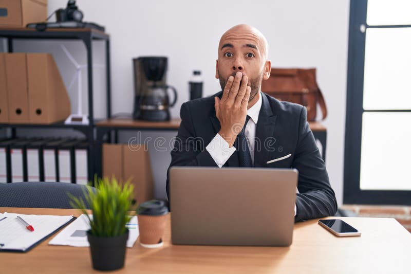 Calvo De Meia Idade Segurando Bola De Basquete Sobre a Boca Amarela E Os  Lábios Fechados Como Zip Com Dedos Imagem de Stock - Imagem de idade,  conceito: 278739849