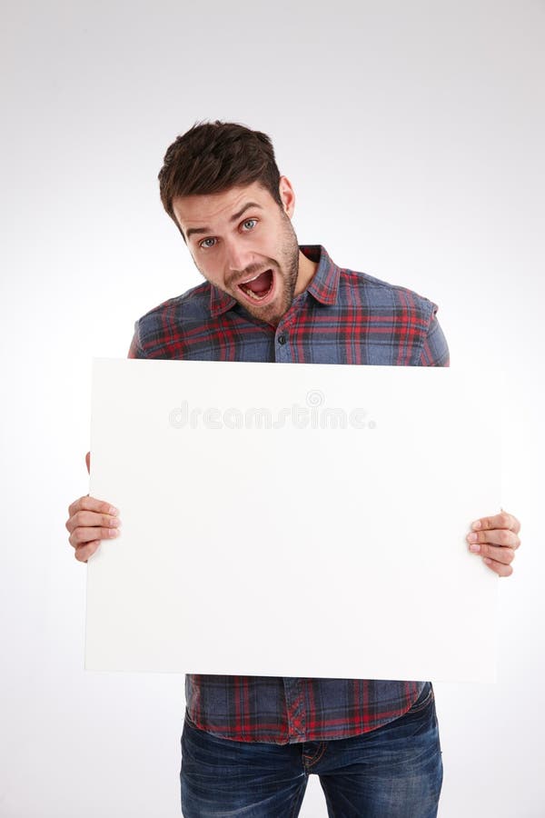Homem cartaz em branco e surpresa no retrato do estúdio com cartaz de opinião e saído para revisão por fundo branco. pessoa imagens de stock