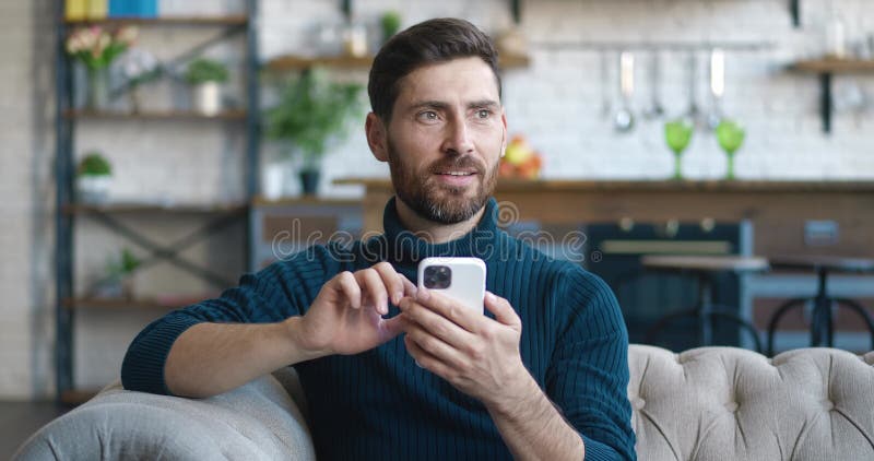 Jovem macho comendo batata frita assistindo filme na superfície branca