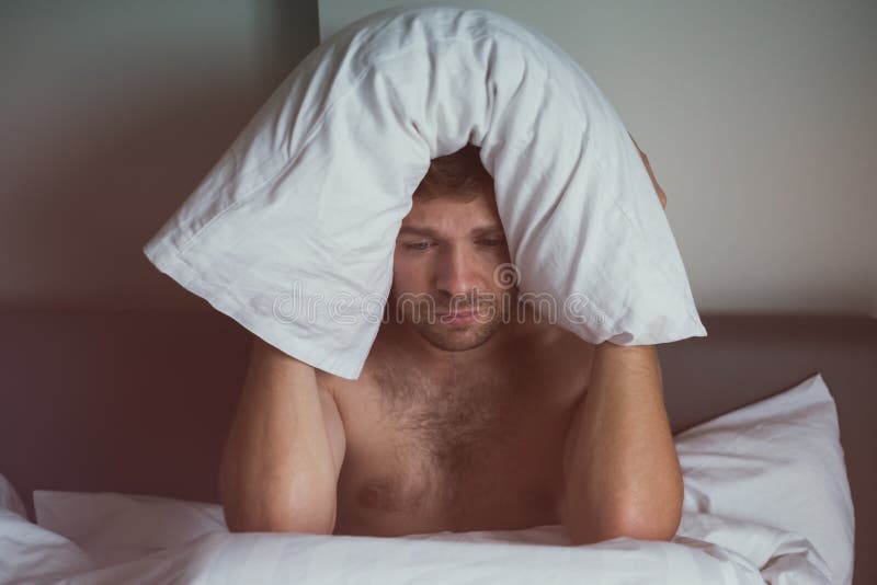 Homem caucasiano que sofre da insônia fotos de stock Homem caucasiano que sofre da insônia fotos de stock