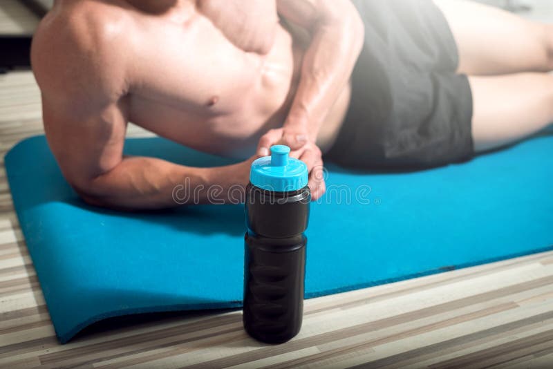 Homem com agitação da proteína fotos de stock Homem com agitação da proteína fotos de stock