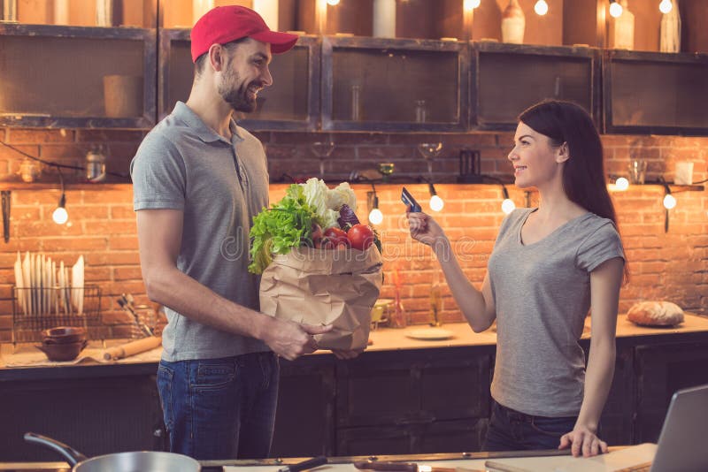 Homem com alimento do serviço de entrega do alimento foto de stock Homem com alimento do serviço de entrega do alimento foto de stock