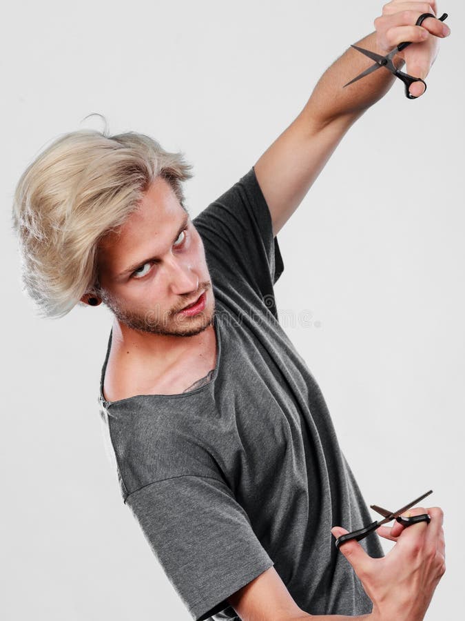 Homem com as tesouras para haircutting imagem de stock Homem com as tesouras para haircutting imagem de stock
