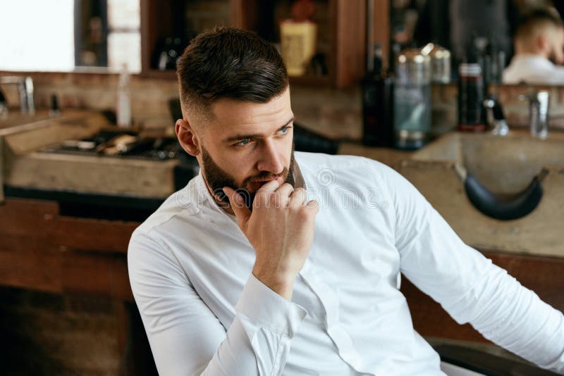 Cabeleireiro Dos Homens Homem Barber Doing Hairstyle in Barbershop Foto de  Stock - Imagem de cabeleireiro, elevado: 121117550