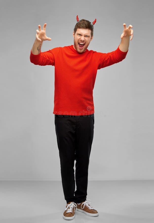 Foto de Homem Feliz Em Fantasia De Halloween De Vampiro e mais fotos de  stock de Vampiro - Vampiro, Capa, Fantasia - Disfarce - iStock