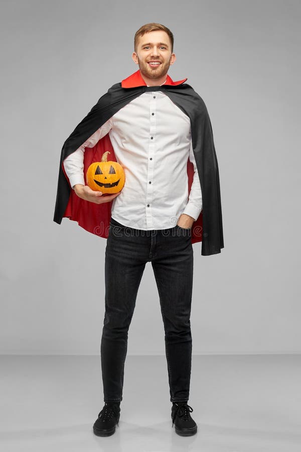 Homem Com Fantasia De Halloween De Vampiro Assustando Imagem de Stock -  Imagem de pessoa, capa: 193089041