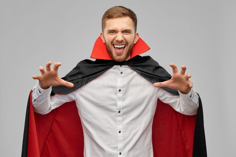 Homem Alegre Na Fantasia De Vampiro De Halloween Foto de Stock