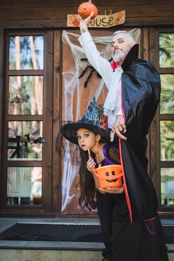 Homem Alegre Na Fantasia De Vampiro De Halloween Foto de Stock