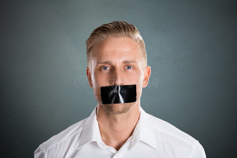 Homem com a fita adesiva preta sobre sua boca
