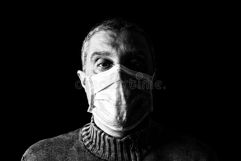 Homem com máscara cirúrgica. pandemia ou epidemia e medo assustador ou conceito de perigo. proteção contra riscos biológicos, como imagem de stock Homem com máscara cirúrgica. pandemia ou epidemia e medo assustador ou conceito de perigo. proteção contra riscos biológicos, como imagem de stock