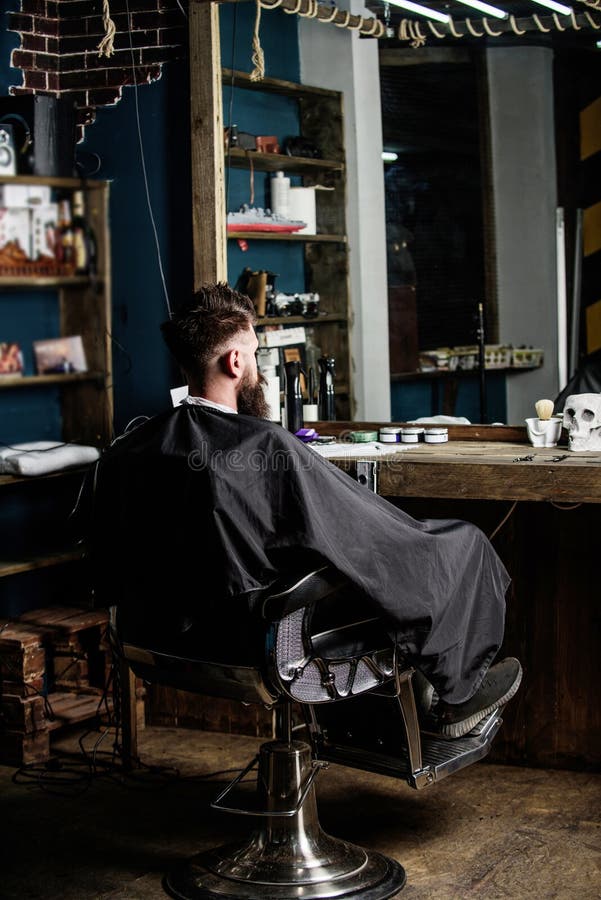 Homem com o cliente da barba do barbeiro do moderno O moderno com barba espera o barbeiro e o corte de cabelo Homem com a barba c imagens de stock royalty free
