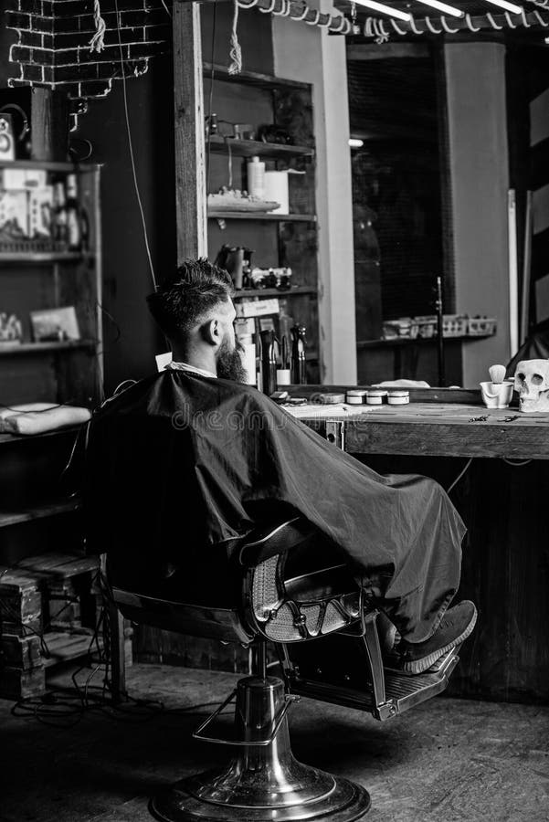 Homem com o cliente da barba do barbeiro do moderno O moderno com barba espera o barbeiro e o corte de cabelo Homem com a barba c fotos de stock royalty free